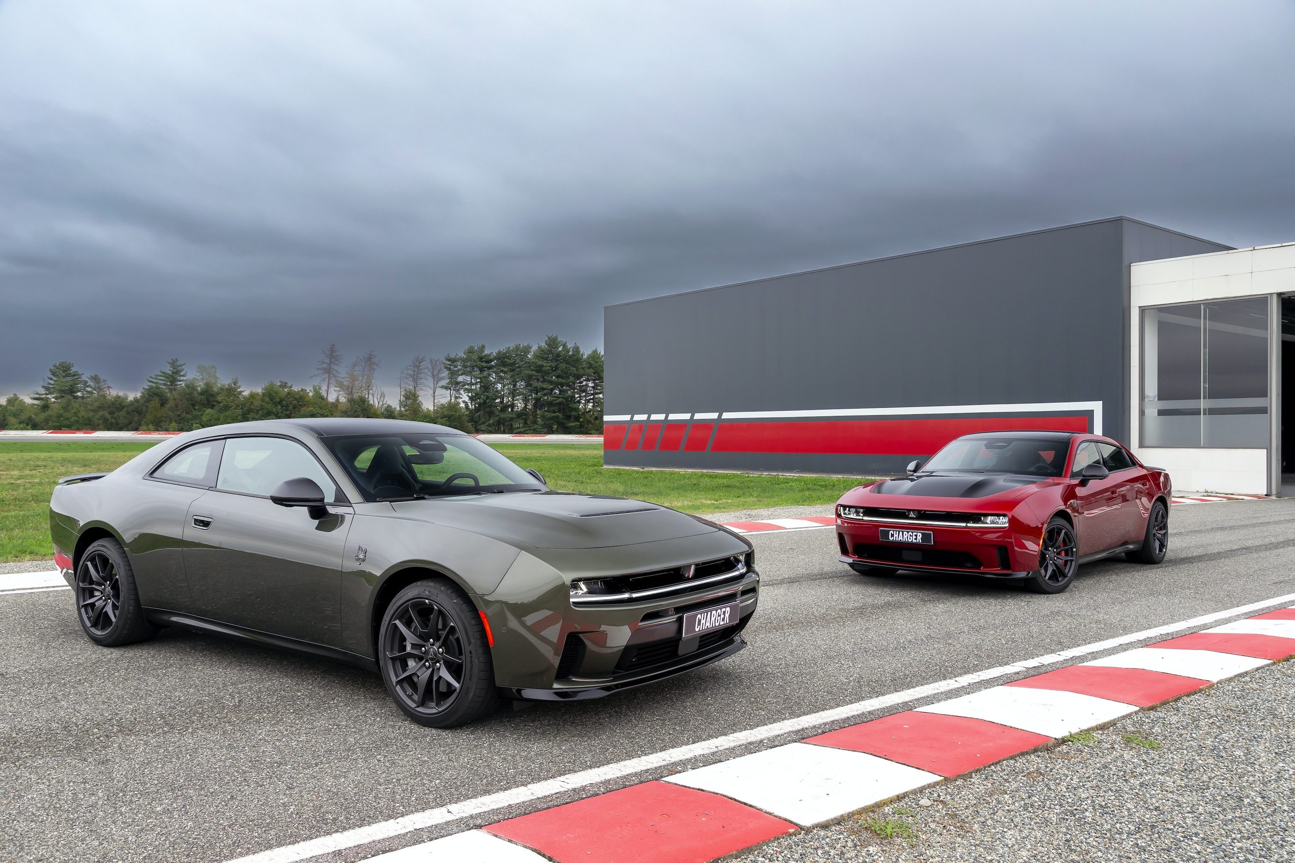 The New Dodge Charger Lets You Choose Between 670 Electric HP and a 550-HP Straight-Six – Which Is Exactly the Point 14 Dodge Charger Daytona&Sixpack (3)